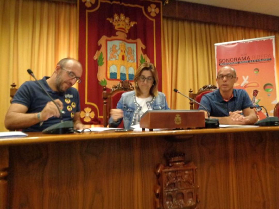 Ajenjo y González, a la izquierda, firman un convenio Ajenjo y González, a la izquierda, firman un convenio