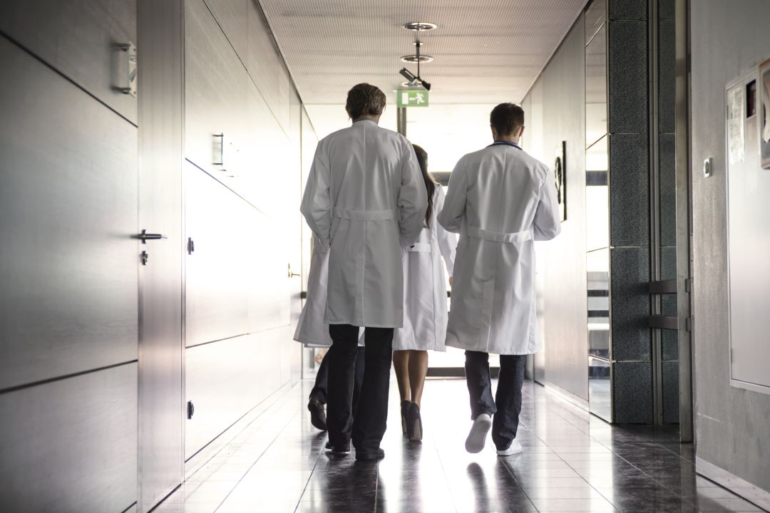 Profesionales médicos en un centro hospitalario Profesionales médicos en un centro hospitalario