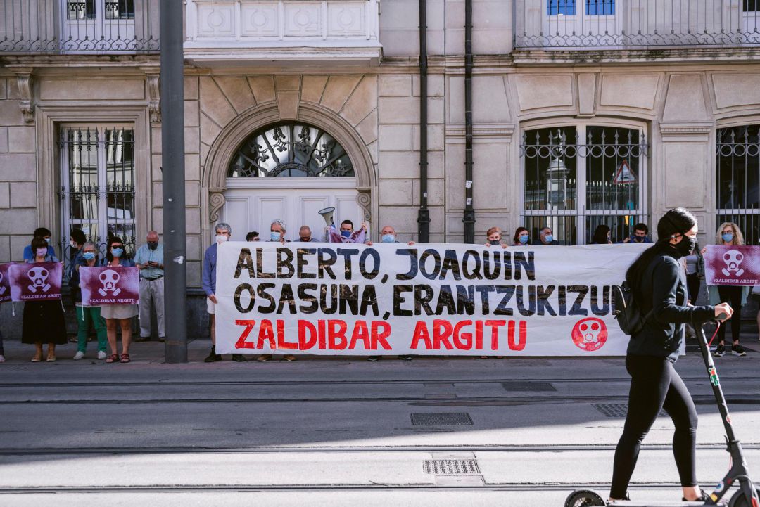 Miembros de la plataforma Zaldibar Argitu durante la concentración que llevaron a cabo este lunes frente al Parlamento Vasco, coincidiendo con la sesión constitutiva en la que se elige a los miembros de la Mesa tras las elecciones. Miembros de la plataforma Zaldibar Argitu durante la concentración que llevaron a cabo este lunes frente al Parlamento Vasco, coincidiendo con la sesión constitutiva en la que se elige a los miembros de la Mesa tras las elecciones.