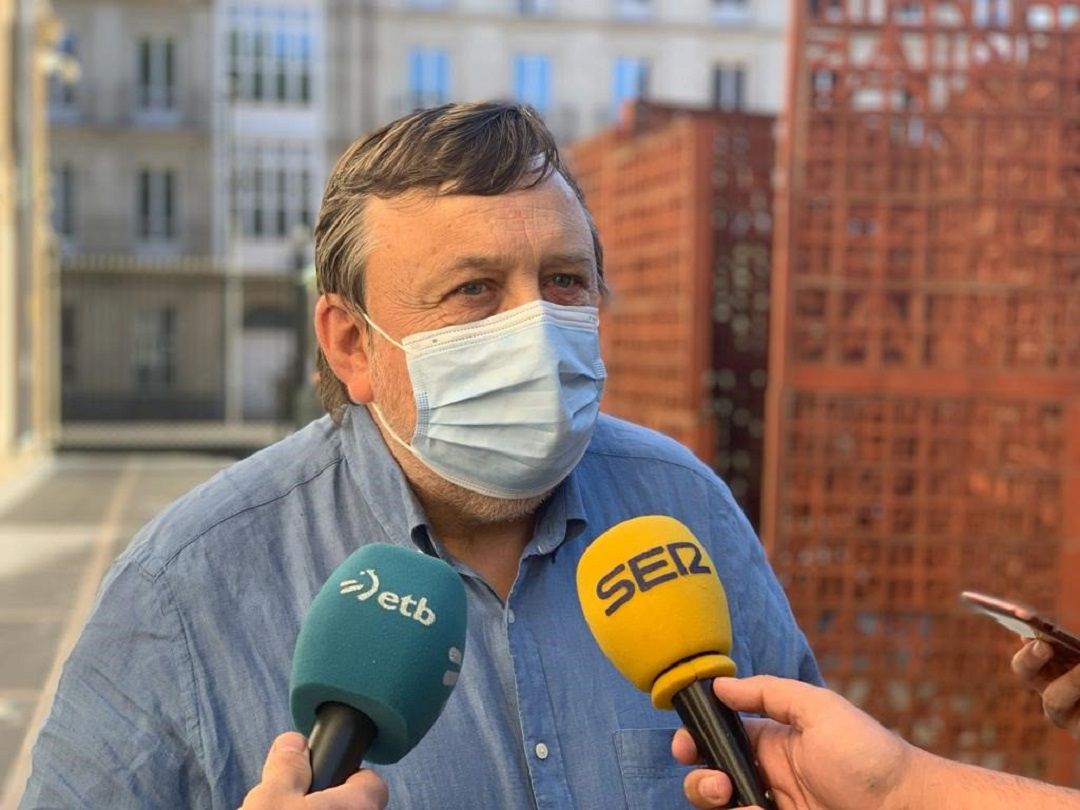 Suso en declaraciones en la entrada del Parlamento vasco Suso en declaraciones en la entrada del Parlamento vasco