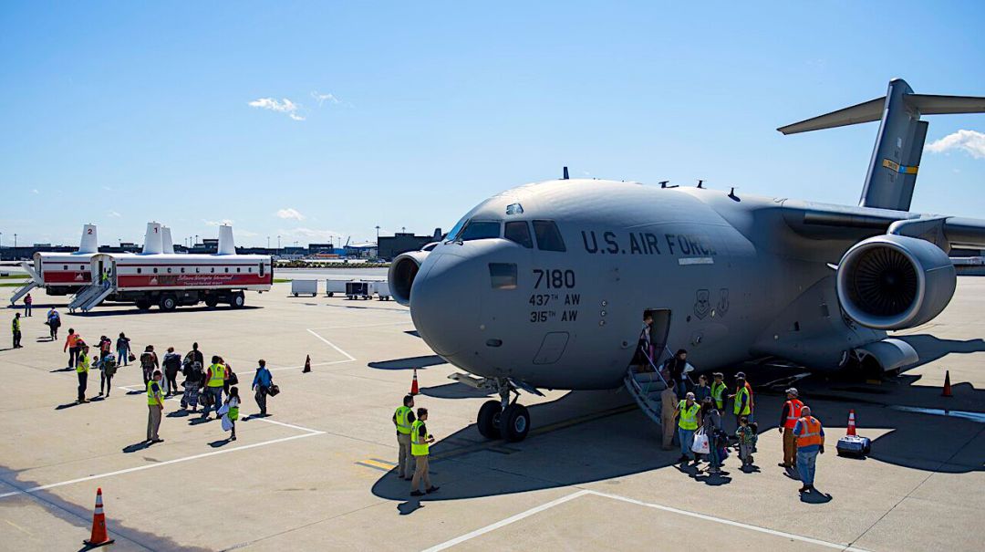Personal desembarcando en una base de uso norteamericano Personal desembarcando en una base de uso norteamericano