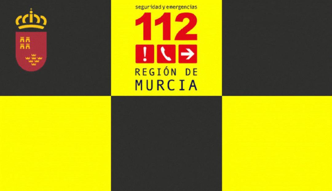 Bomberos apagan el incendio declarado en una vivienda de Los Urrutias. Sanitarios atienden a 2 personas afectadas por el humo. Bomberos apagan el incendio declarado en una vivienda de Los Urrutias. Sanitarios atienden a 2 personas afectadas por el humo.