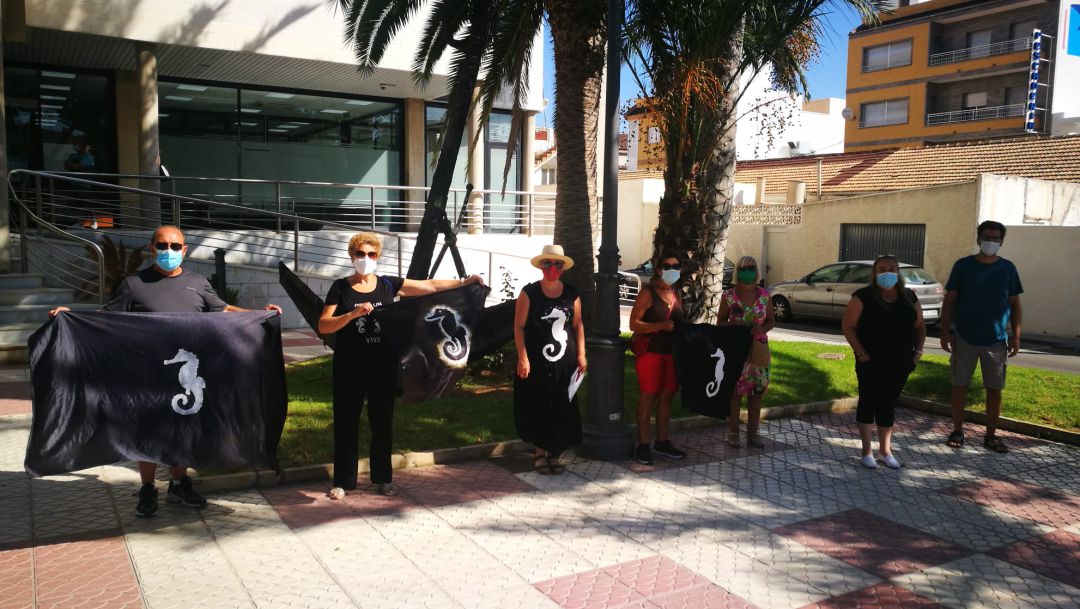Protestas ante el Ayuntamiento de San Pedro del Pinatar Protestas ante el Ayuntamiento de San Pedro del Pinatar