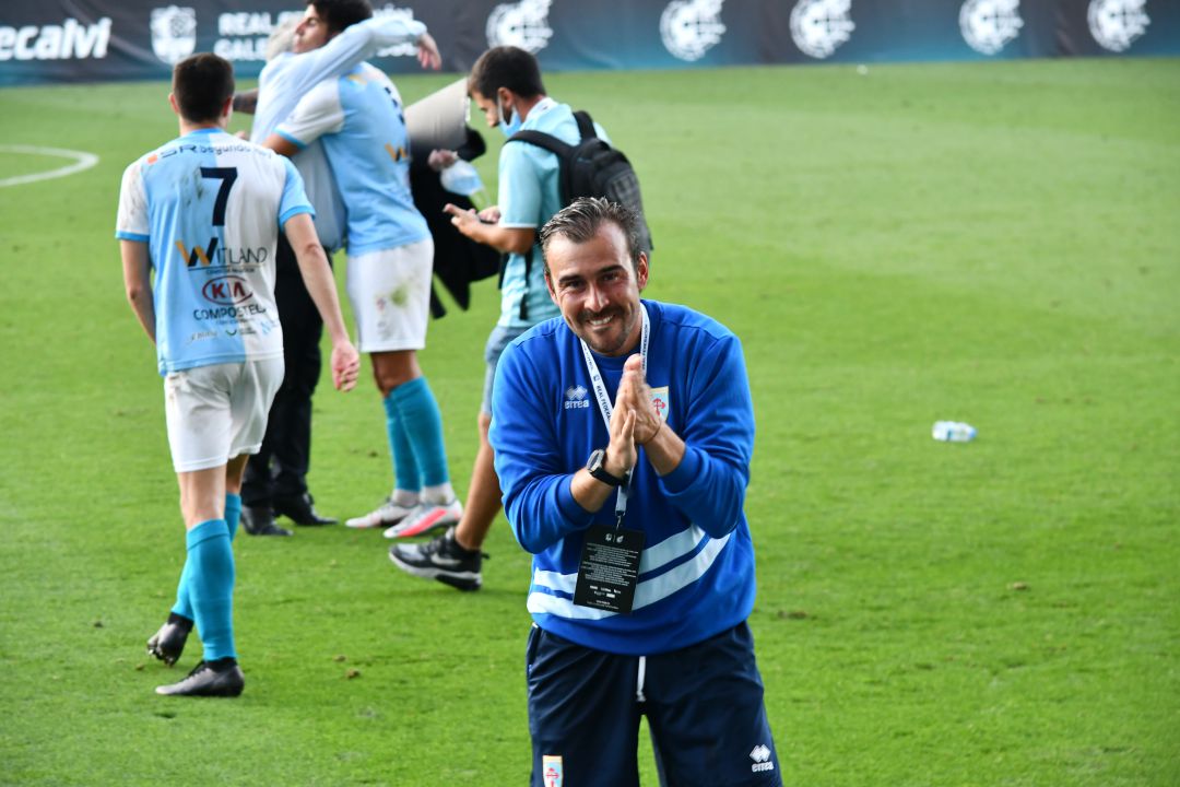 Yago Iglesias sonríe mientras que sus jugadores celebran el ascenso en segundo término Yago Iglesias sonríe mientras que sus jugadores celebran el ascenso en segundo término