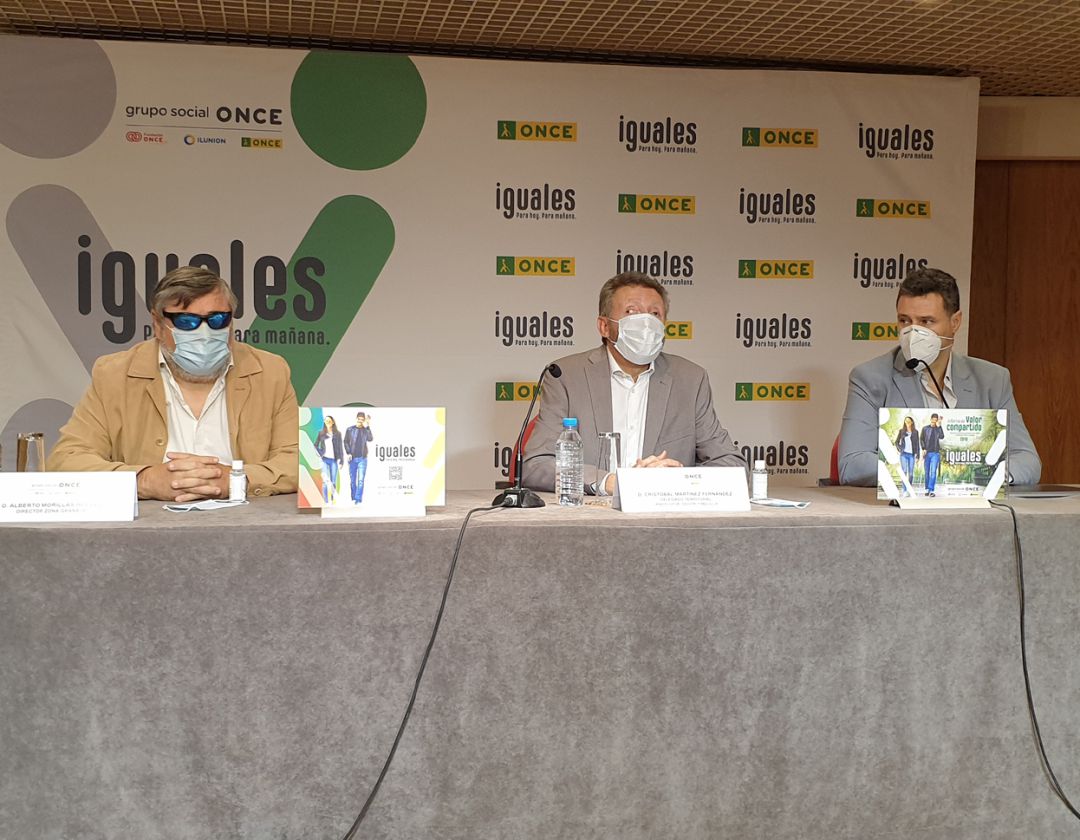 En el centro, el director de la ONCE en Andalucía, Cristóbal Martínez, en la presentación de la actuación en 2019 de la organización en Granada En el centro, el director de la ONCE en Andalucía, Cristóbal Martínez, en la presentación de la actuación en 2019 de la organización en Granada