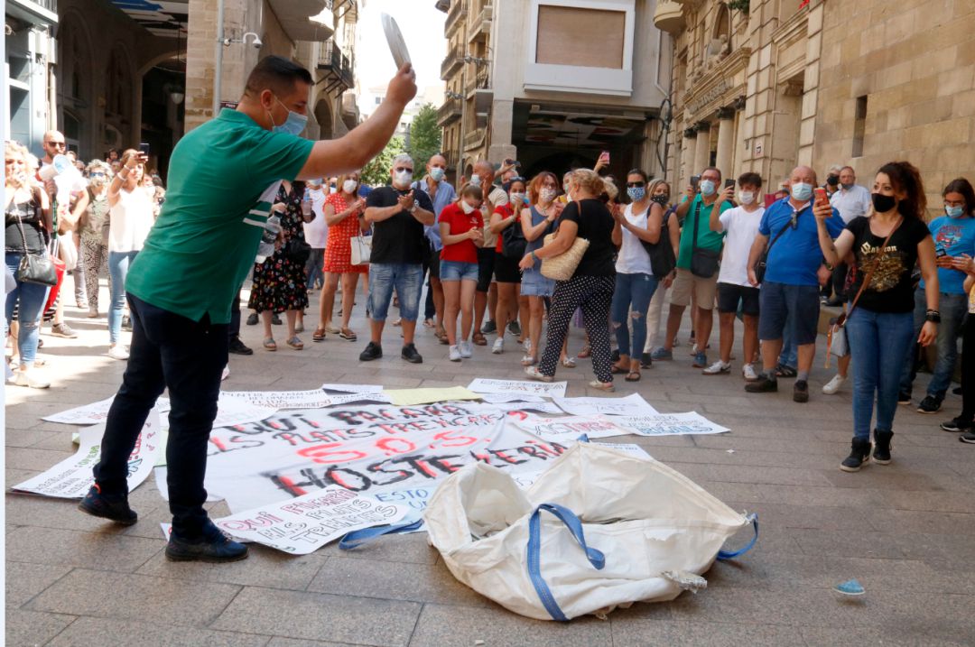 Plats trencats al terra. Una de les manifestacions d'aquest estiu dels hostalers de Lleida Plats trencats al terra. Una de les manifestacions d'aquest estiu dels hostalers de Lleida