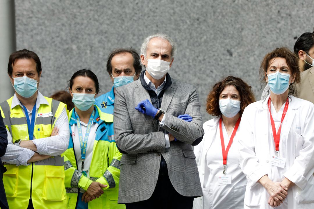 Personal sanitario y, en el centro del grupo, el consejero de Sanidad de la Comunidad de Madrid, Enrique Ruiz Escudero Personal sanitario y, en el centro del grupo, el consejero de Sanidad de la Comunidad de Madrid, Enrique Ruiz Escudero