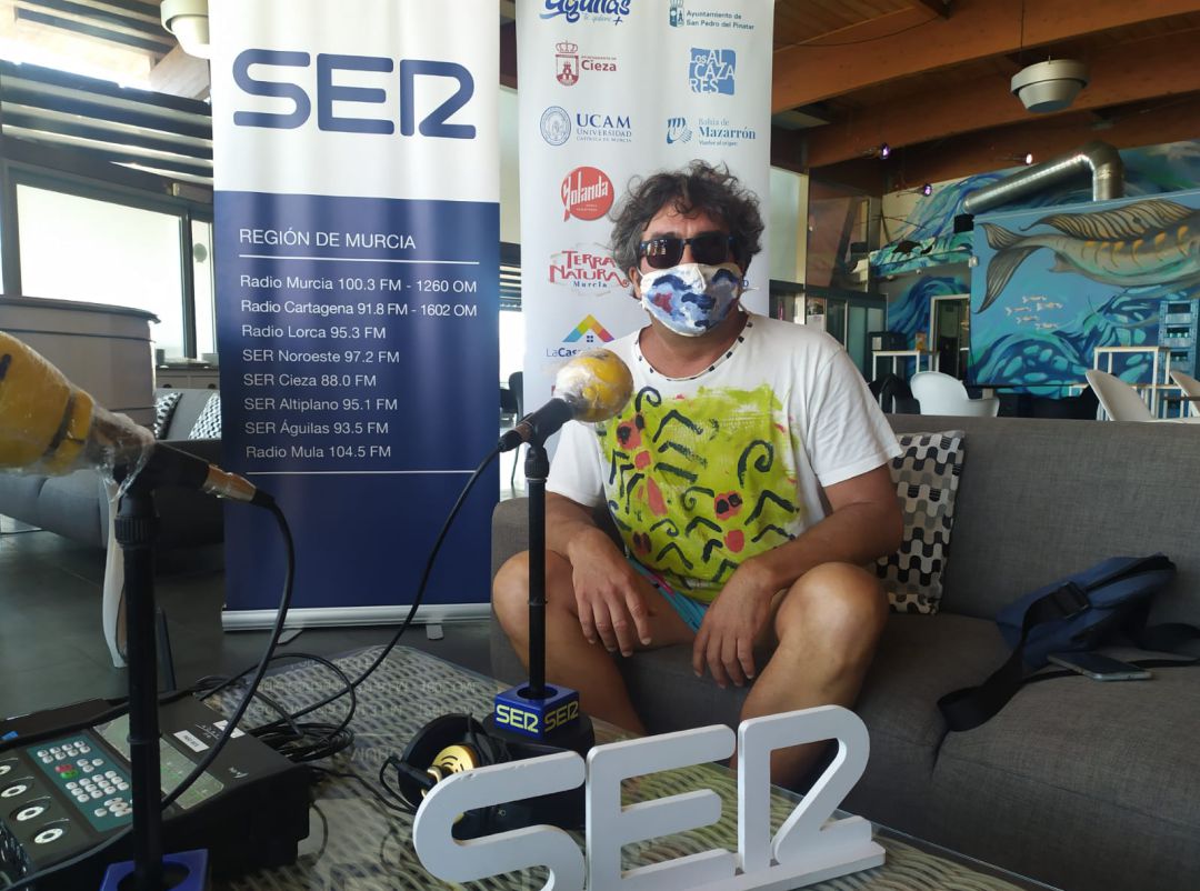 Ismael Cerezo Ramírez (Flyppy) en el set de 'La radio al sol' instalado en el Club Náutico de Lo Pagán Ismael Cerezo Ramírez (Flyppy) en el set de 'La radio al sol' instalado en el Club Náutico de Lo Pagán