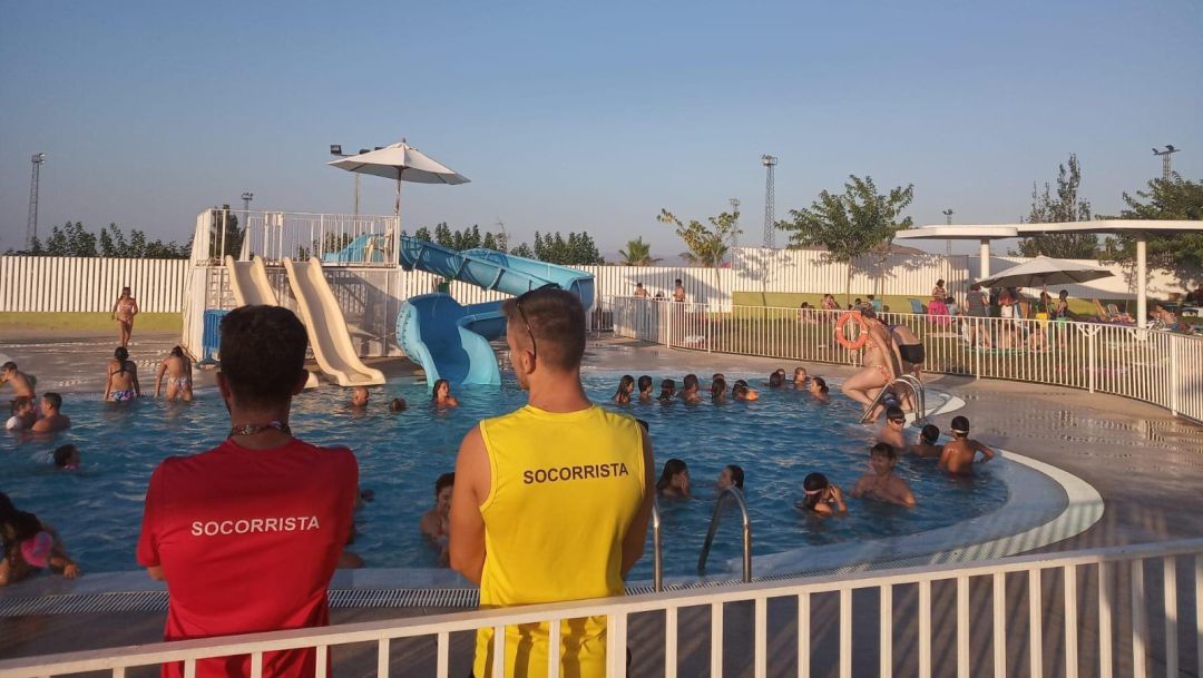 Imagen de archivo de una piscina con dos socorristas Imagen de archivo de una piscina con dos socorristas