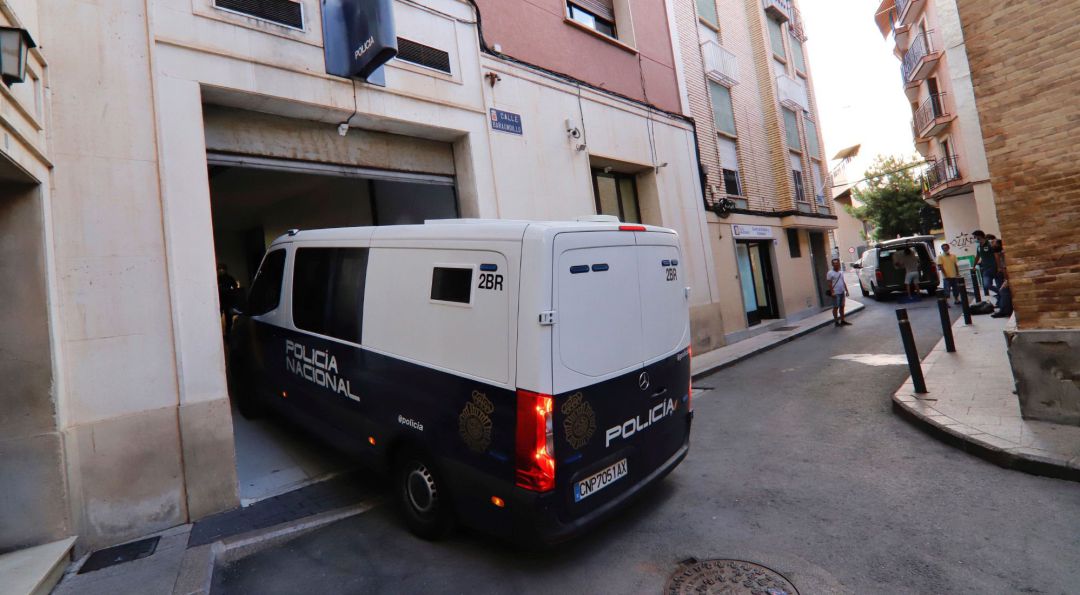 Héctor Villegas, el presunto agresor de su padre, el doctor José Antonio Villegas, sale este jueves a primera hora de la mañana dentro de un furgón policial desde el interior de la comisaría principal de Murcia camino de la Ciudad de la Justicia de la capita para ser puesto a disposición judicial Héctor Villegas, el presunto agresor de su padre, el doctor José Antonio Villegas, sale este jueves a primera hora de la mañana dentro de un furgón policial desde el interior de la comisaría principal de Murcia camino de la Ciudad de la Justicia de la capita para ser puesto a disposición judicial