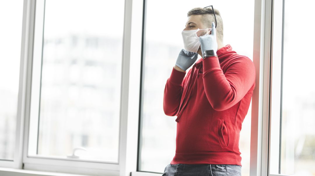 Si se tienen síntomas compatibles con Covid-19 (fiebre, tos seca, cansancio) o se tiene sospecha, hay que contactar con el centro de salud o llamar al 900 121 212 Si se tienen síntomas compatibles con Covid-19 (fiebre, tos seca, cansancio) o se tiene sospecha, hay que contactar con el centro de salud o llamar al 900 121 212