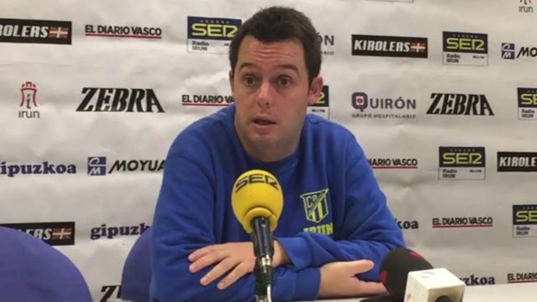 El técnico asturiano Jacobo Cuétara atiende a los medios de comunicación en sala de prensa de Artaleku El técnico asturiano Jacobo Cuétara atiende a los medios de comunicación en sala de prensa de Artaleku