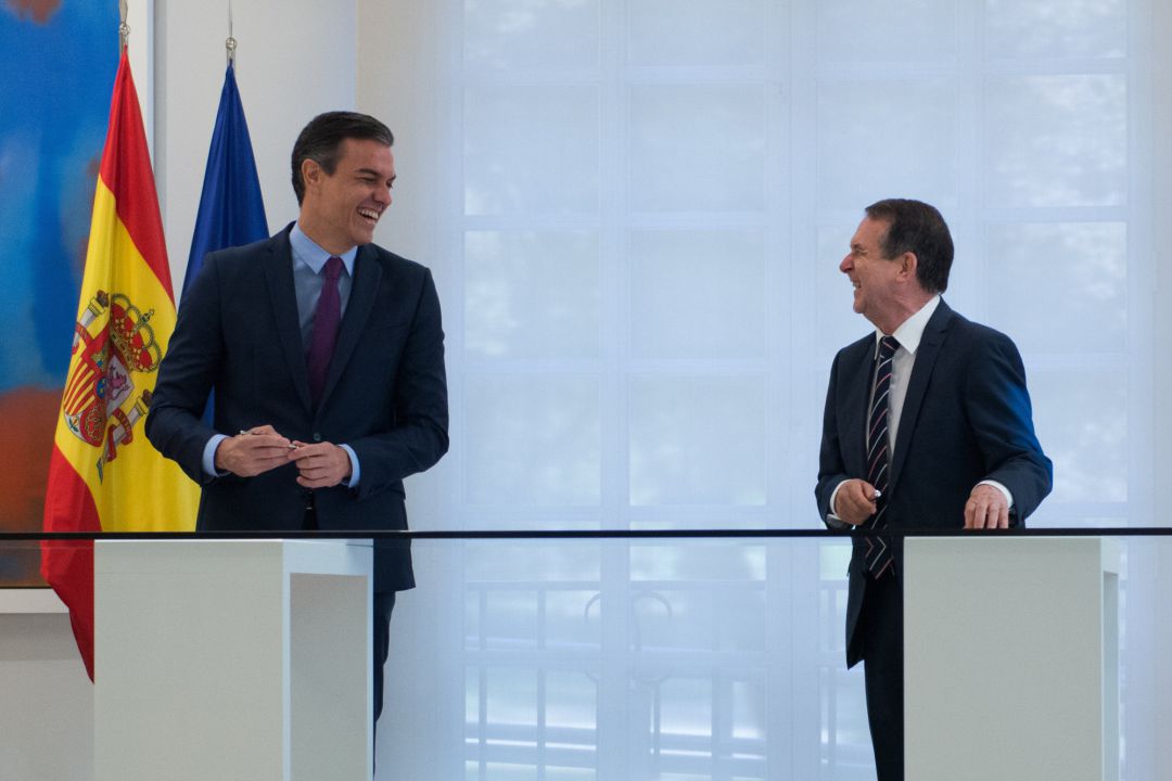 El presidente del Gobierno, Pedro Sánchez; y el presidente de la Federación Española de Municipios y Provincias (FEMP) y alcalde de Vigo, Abel Caballero, durante la firma del acuerdo entre el Gobierno de España y la Federación para la liberación de los remanentes y el uso del superávit por parte de los ayuntamientos, en el Complejo de la Moncloa, en Madrid (España) a 4 de agosto de 2020.
El presidente del Gobierno, Pedro Sánchez; y el presidente de la Federación Española de Municipios y Provincias (FEMP) y alcalde de Vigo, Abel Caballero, durante la firma del acuerdo entre el Gobierno de España y la Federación para la liberación de los remanentes y el uso del superávit por parte de los ayuntamientos, en el Complejo de la Moncloa, en Madrid (España) a 4 de agosto de 2020.