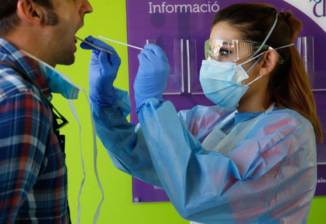 Un sanitario realiza una prueba de coronavirus. Un sanitario realiza una prueba de coronavirus.