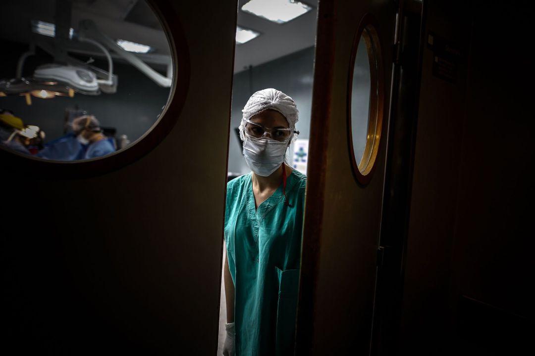 Un médico abre la puerta de un quirófano del Hospital El Cruce de Florencia Varela el 30 de julio de 2020, en Buenos Aires (Argentina). Desde el 3 de marzo pasado, cuando se detectó el primer caso del nuevo coronavirus, Argentina ha reportado 185.373 contagios y una cifra de fallecidos que asciende a 3.466, con 153 muertes reportadas el pasado jueves, el mayor número diario registrado hasta ahora, y con la preocupación del Gobierno centrada en el AMBA. Un médico abre la puerta de un quirófano del Hospital El Cruce de Florencia Varela el 30 de julio de 2020, en Buenos Aires (Argentina). Desde el 3 de marzo pasado, cuando se detectó el primer caso del nuevo coronavirus, Argentina ha reportado 185.373 contagios y una cifra de fallecidos que asciende a 3.466, con 153 muertes reportadas el pasado jueves, el mayor número diario registrado hasta ahora, y con la preocupación del Gobierno centrada en el AMBA.