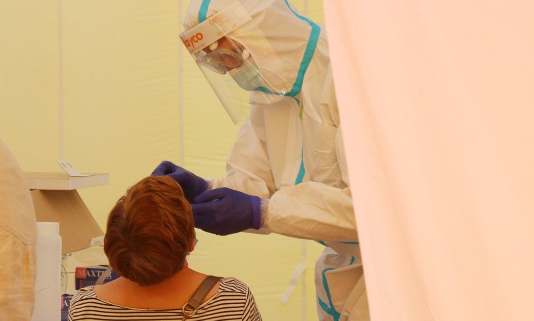 Una sanitaria realiza una prueba PCR a una sospechosa de Covid-19. Una sanitaria realiza una prueba PCR a una sospechosa de Covid-19.