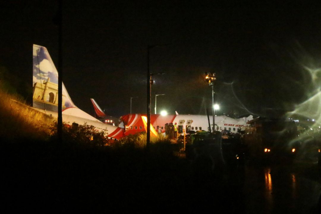 El avión que se ha estrellado en la India se ha partido en dos al aterrizar. El avión que se ha estrellado en la India se ha partido en dos al aterrizar.