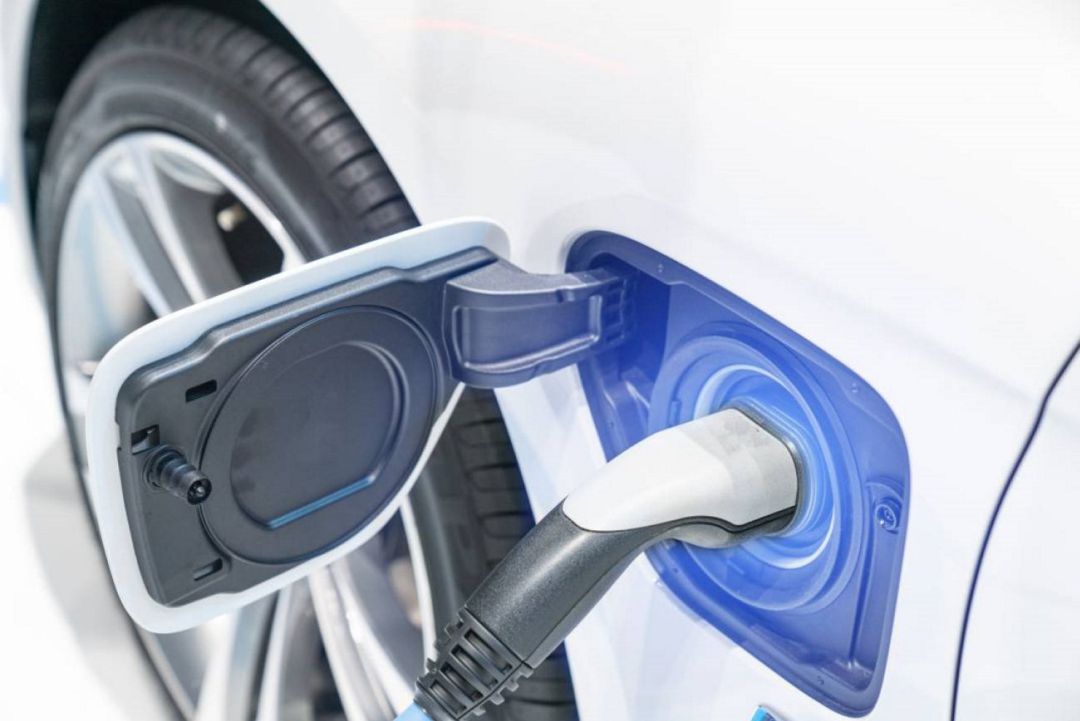 Coche eléctrico en plena recarga Coche eléctrico en plena recarga