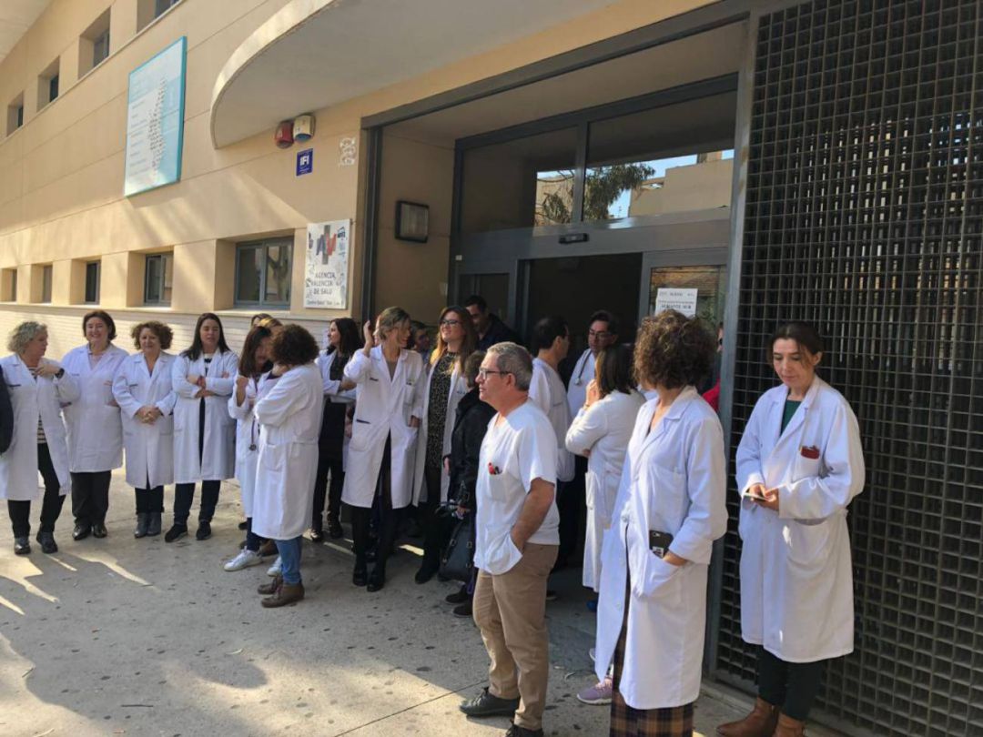 Médicos secundan unos paros en un centro de salud Médicos secundan unos paros en un centro de salud