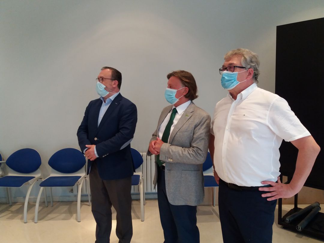 El instructor Miguel Morán, con camisa blanca, junto a los concejales de Seguridad Ciudadana y de Turismo de Oviedo en la presentación de Policìa Turística. El instructor Miguel Morán, con camisa blanca, junto a los concejales de Seguridad Ciudadana y de Turismo de Oviedo en la presentación de Policìa Turística.