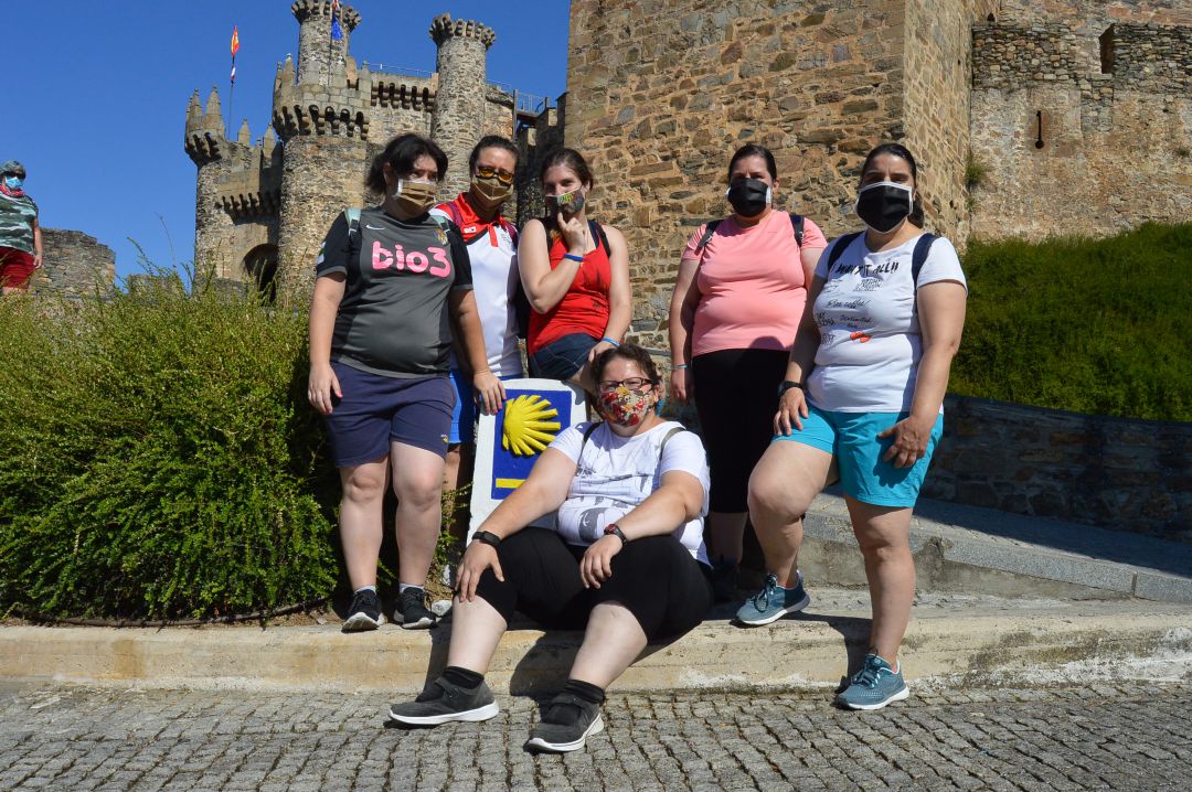 Las seis participantes junto al castillo de Ponferrada Las seis participantes junto al castillo de Ponferrada