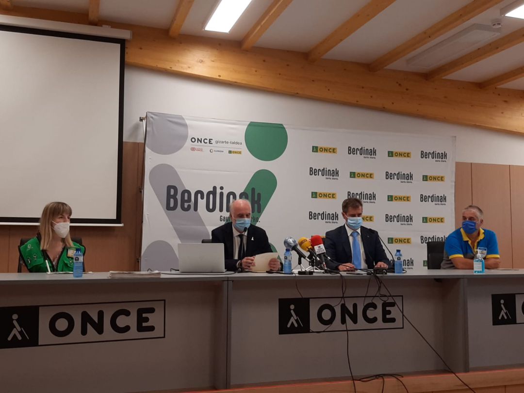 De izquierda a derecha: Lorena Márquez, vendedora de Bilbao; Juan Carlos Andueza, delegado territorial de la ONCE en Euskadi; Rafael Ledesma, presidente del Consejo Territorial y Javier Barbera, coordinador del equipo de Ilunion - Limpieza en San Mamés
De izquierda a derecha: Lorena Márquez, vendedora de Bilbao; Juan Carlos Andueza, delegado territorial de la ONCE en Euskadi; Rafael Ledesma, presidente del Consejo Territorial y Javier Barbera, coordinador del equipo de Ilunion - Limpieza en San Mamés
