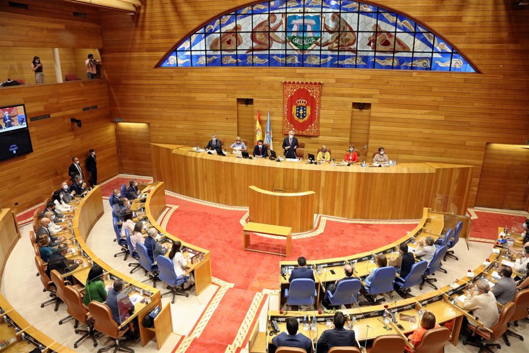 Imagen de la sesión parlamentaria en la que los 75 diputados gallegos tomaron posesión de su escaño Imagen de la sesión parlamentaria en la que los 75 diputados gallegos tomaron posesión de su escaño