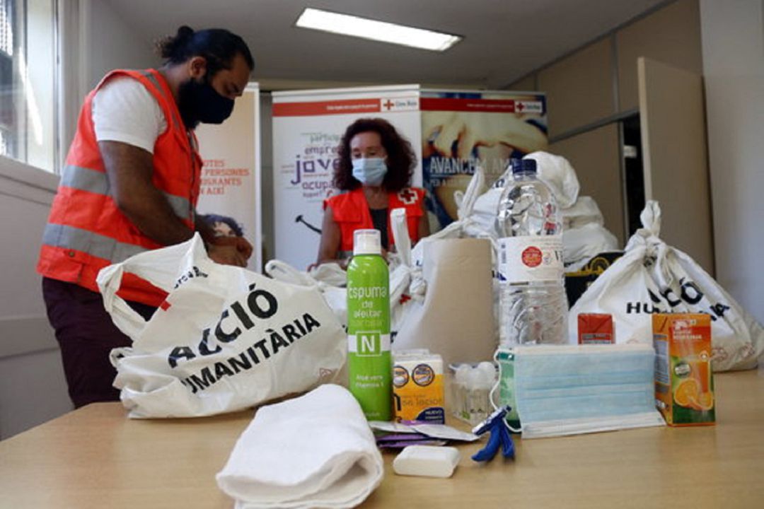 Voluntaris de la Creu Roja preparant packs d'ajuda. Voluntaris de la Creu Roja preparant packs d'ajuda.