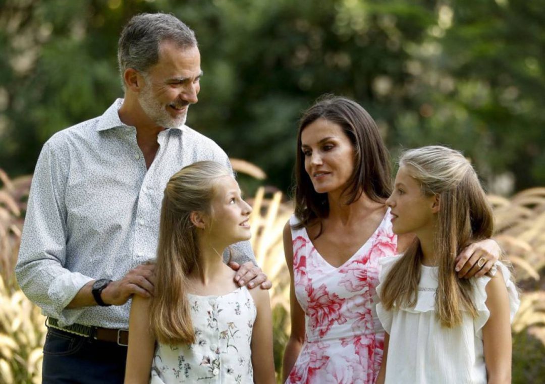 Los Reyes con sus hijas en una foto de archivo Los Reyes con sus hijas en una foto de archivo