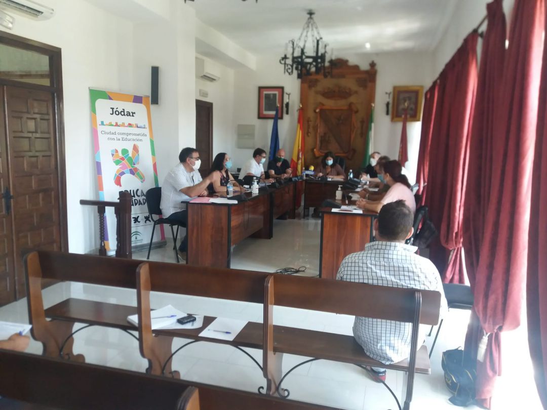 Momento de la sesión del Pleno Municipal, los concejales mantenian el distanciamiento, ocupando asientos del público Momento de la sesión del Pleno Municipal, los concejales mantenian el distanciamiento, ocupando asientos del público