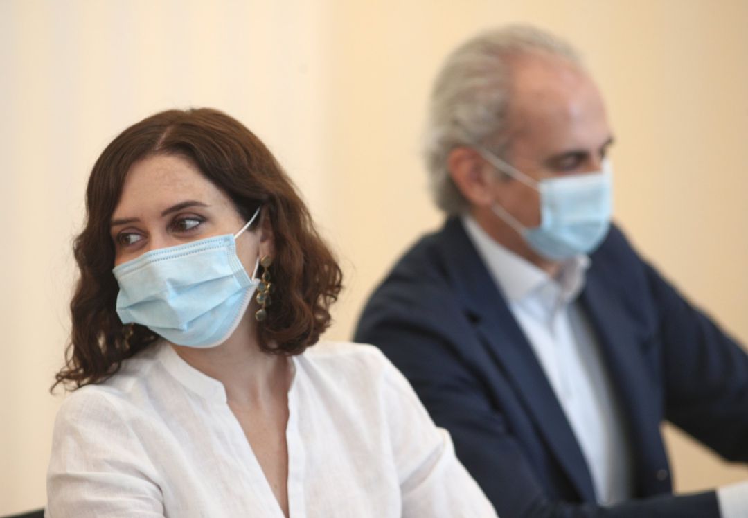 La presidenta de la Comunidad de Madrid, Isabel Díaz Ayuso; y el consejero de Sanidad, Enrique Ruiz Escudero, durante una reunión con una representación de médicos internos residentes (MIR). La presidenta de la Comunidad de Madrid, Isabel Díaz Ayuso; y el consejero de Sanidad, Enrique Ruiz Escudero, durante una reunión con una representación de médicos internos residentes (MIR).