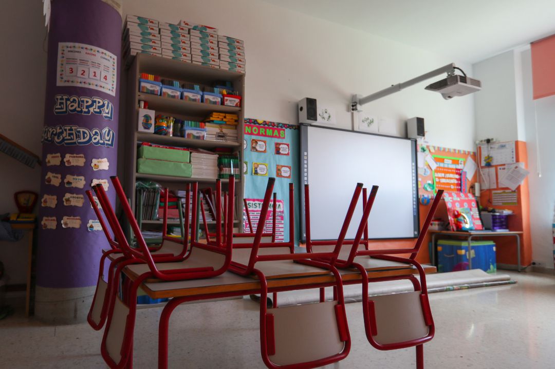 Mesas y sillas recogidas en un aula de un centro de Educación Infantil Mesas y sillas recogidas en un aula de un centro de Educación Infantil