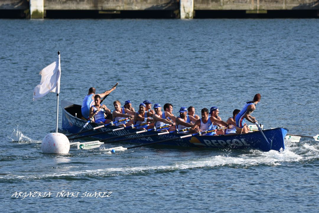 Astillero durante la regata en Pasajes Astillero durante la regata en Pasajes