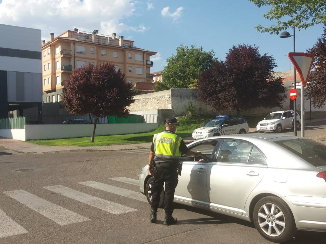 Varios agentes controlan la procedencia de los vehículos que en la tarde de ayer llegaban a un supermercado de Cuéllar Varios agentes controlan la procedencia de los vehículos que en la tarde de ayer llegaban a un supermercado de Cuéllar