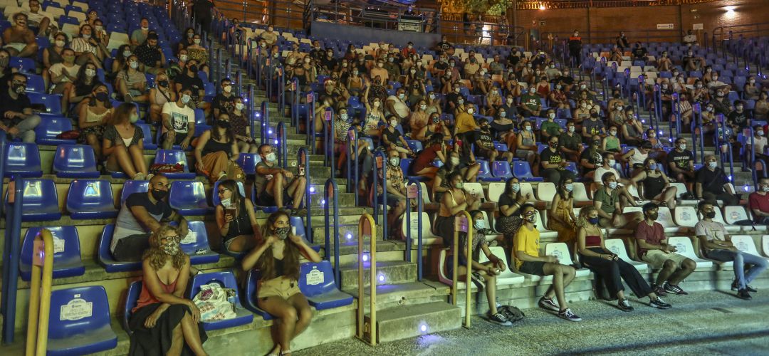 Los espectáculos culturales se celebran con medidas de seguridad y distanciamiento social Los espectáculos culturales se celebran con medidas de seguridad y distanciamiento social