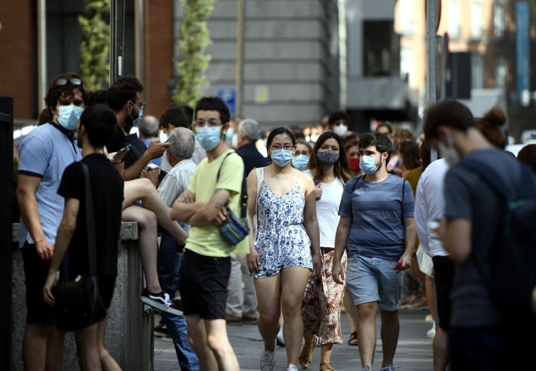 Varias personas caminan con mascarilla por una calle del centro de Madrid. Varias personas caminan con mascarilla por una calle del centro de Madrid.