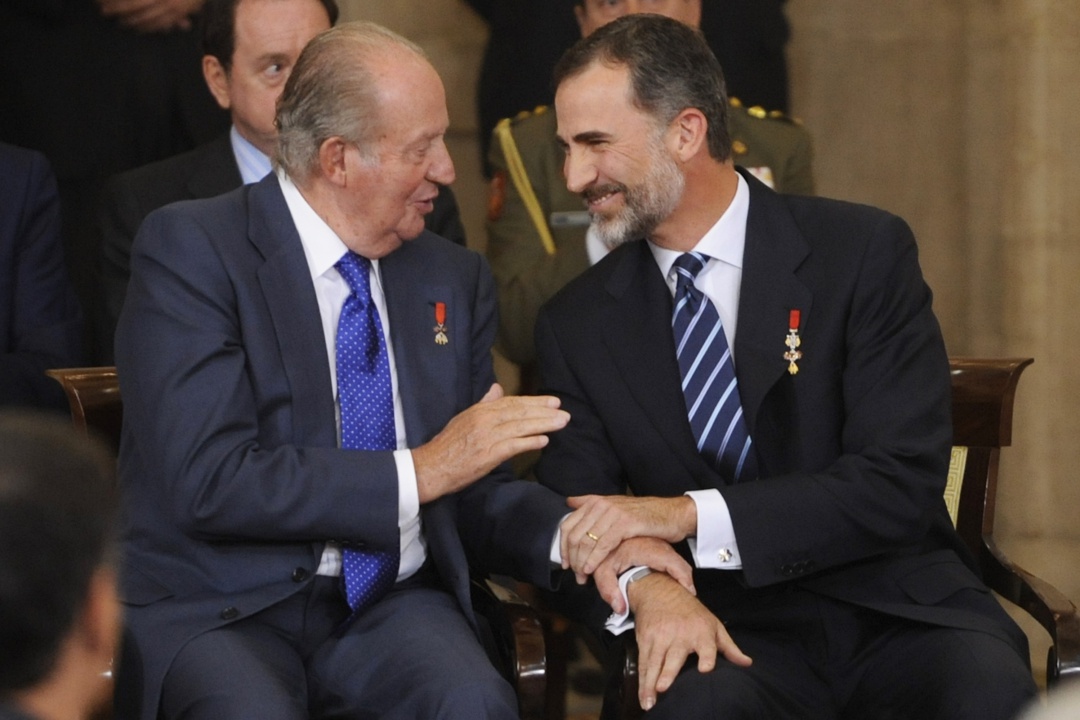 El Rey Felipe VI y el rey emérito asisten a la celebración del 30 aniversario de la entrada de España en las Comunidades Europeas en un acto celebrado en el Palacio Real el 24 de junio de 2015 El Rey Felipe VI y el rey emérito asisten a la celebración del 30 aniversario de la entrada de España en las Comunidades Europeas en un acto celebrado en el Palacio Real el 24 de junio de 2015