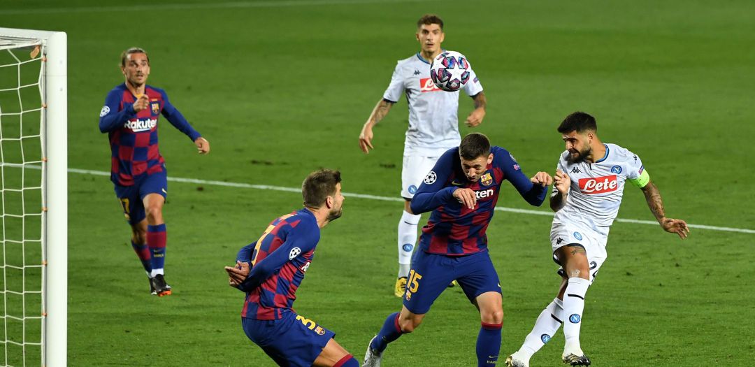 Lenglet despeja la pelota ante el Nápoles Lenglet despeja la pelota ante el Nápoles