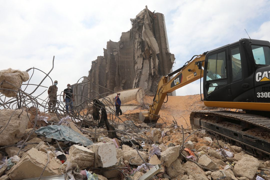 Una excavadora retira escombros cerca de la zona que explotó en Beirut Una excavadora retira escombros cerca de la zona que explotó en Beirut