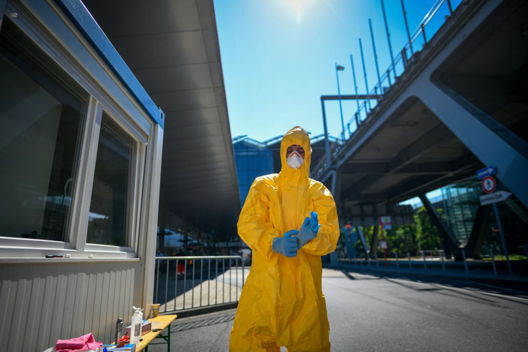 Un sanitario se prepara para hacer test a viajeros de una estación de autobuses en Colonia. Un sanitario se prepara para hacer test a viajeros de una estación de autobuses en Colonia.