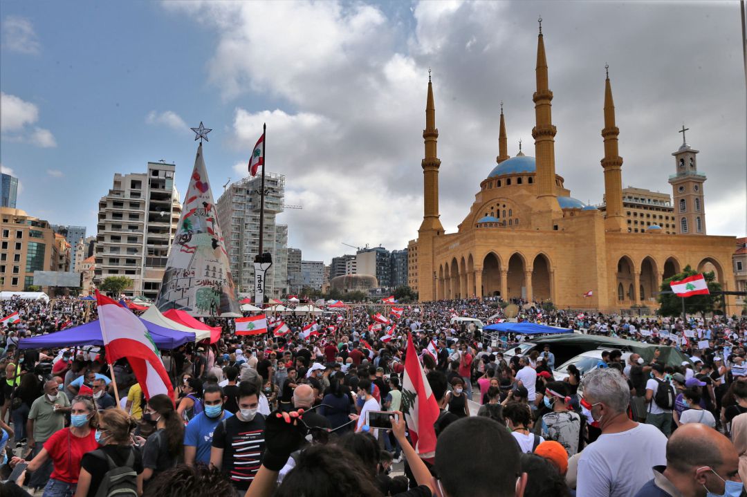 Miles de personas en las calles de Beirut protestan contra el gobierno. Miles de personas en las calles de Beirut protestan contra el gobierno.