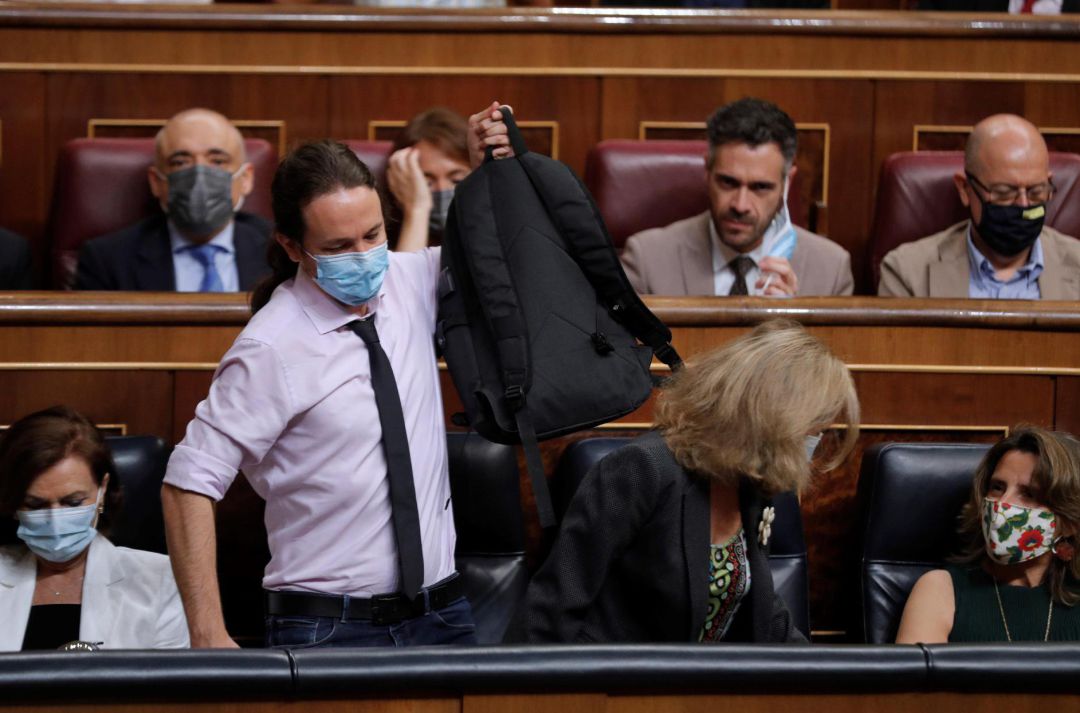 Los vicepresidentes del Gobierno primera y segundo, Carmen Calvo y Pablo Iglesias, entre otros, este miércoles al inicio del pleno del Congreso ante el que comparece el presidente del Gobierno, Pedro Sánchez. Los vicepresidentes del Gobierno primera y segundo, Carmen Calvo y Pablo Iglesias, entre otros, este miércoles al inicio del pleno del Congreso ante el que comparece el presidente del Gobierno, Pedro Sánchez.