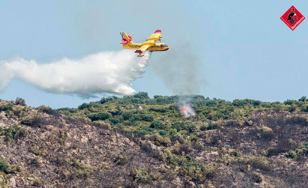Una de las avionetas actuando en el incendio de la Vall de Gallinera Una de las avionetas actuando en el incendio de la Vall de Gallinera