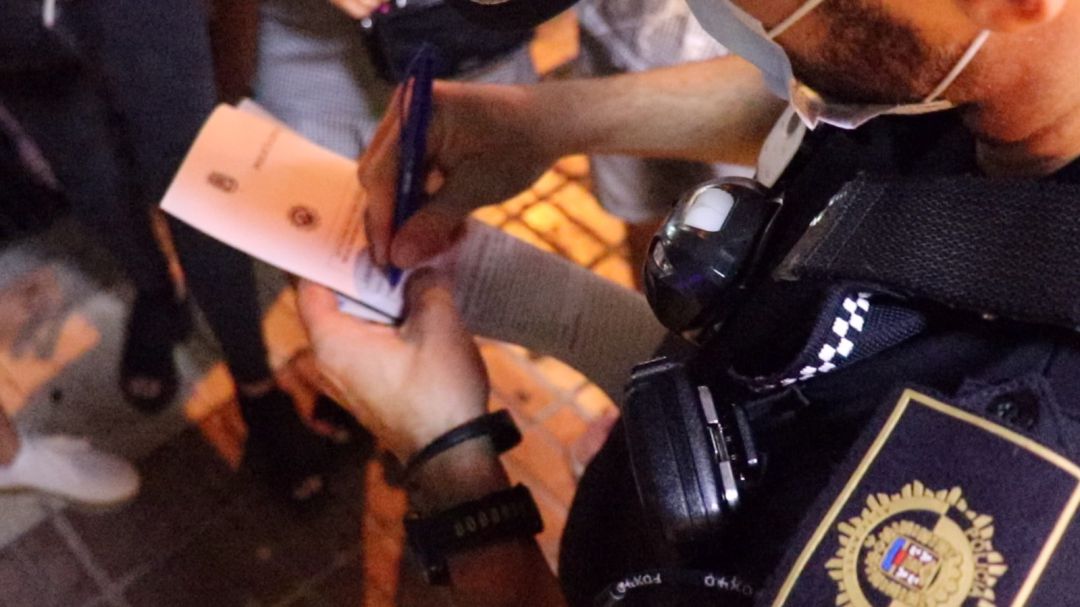Un policía sanciona a varios jóvenes Un policía sanciona a varios jóvenes