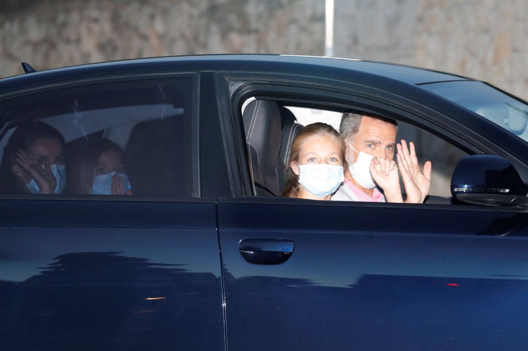 El rey Felipe VI (d), la reina Letizia (i), la princesa Leonor (2d) y la infanta Sofía (2i) a su llegada al Palacio de Marivent, en Palma de Mallorca, en el inicio de sus vacaciones veraniegas en Mallorca. El rey Felipe VI (d), la reina Letizia (i), la princesa Leonor (2d) y la infanta Sofía (2i) a su llegada al Palacio de Marivent, en Palma de Mallorca, en el inicio de sus vacaciones veraniegas en Mallorca.