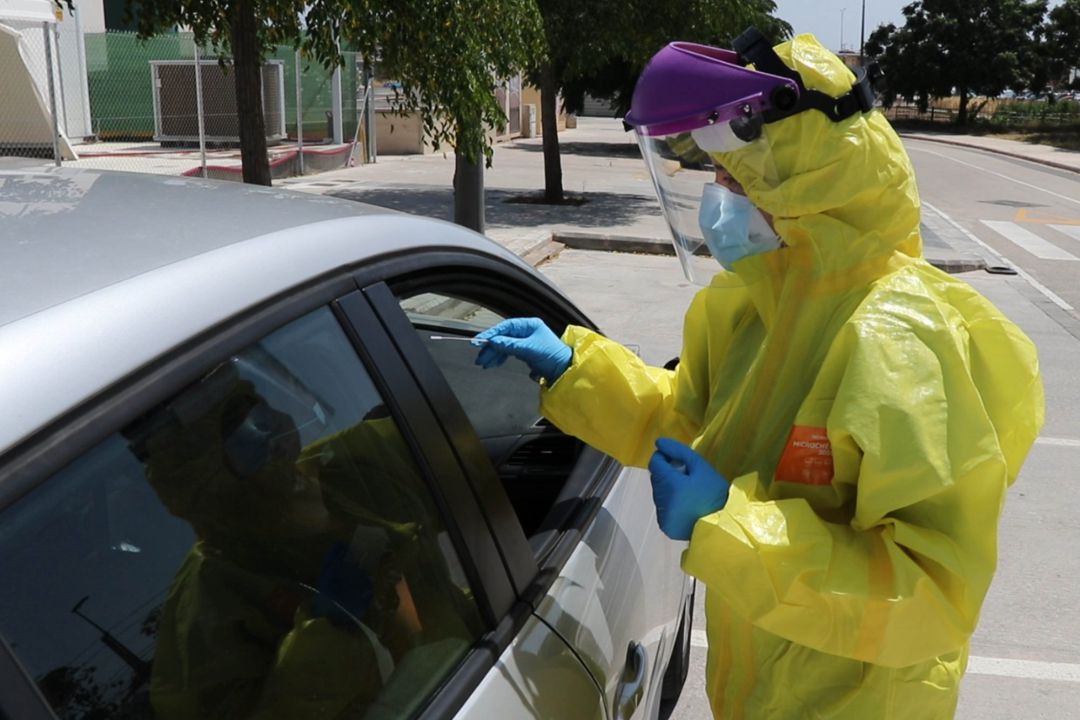 Una sanitario realiza pruebas PCR en La Rioja Una sanitario realiza pruebas PCR en La Rioja