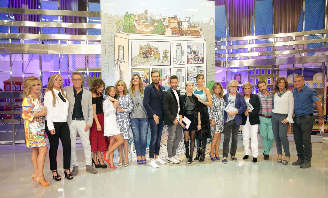 Los colaboradores de 'Sálvame' en el plató de Telecinco. Los colaboradores de 'Sálvame' en el plató de Telecinco.