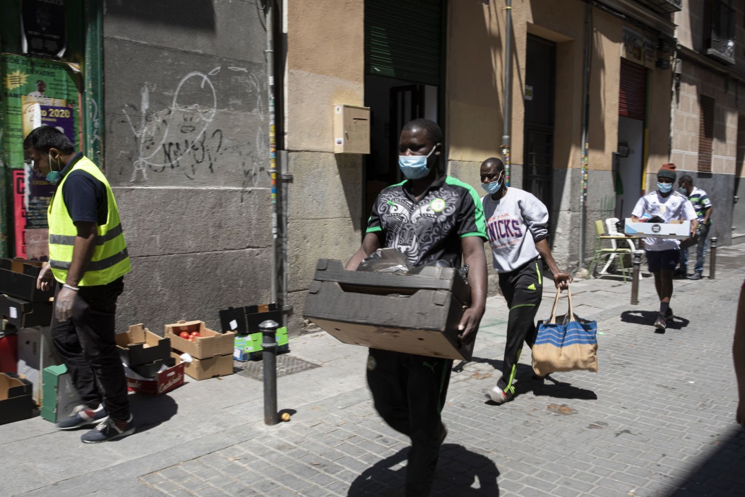 La asociación Valiente Bangla y la Asociación de Inmigrantes Senegaleses en España (AISE) están situadas en la calle Provisiones del madrileño barrio de Lavapiés. Desde sus locales organizan la ayuda que lleva a los vecinos incluso durante el mes de agosto, cuando la mayoría de despensas solidarias han cerrado. La asociación Valiente Bangla y la Asociación de Inmigrantes Senegaleses en España (AISE) están situadas en la calle Provisiones del madrileño barrio de Lavapiés. Desde sus locales organizan la ayuda que lleva a los vecinos incluso durante el mes de agosto, cuando la mayoría de despensas solidarias han cerrado.