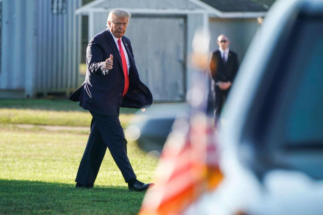 El presidente de los Estados Unidos, Donald Trump, saluda a la cámara El presidente de los Estados Unidos, Donald Trump, saluda a la cámara