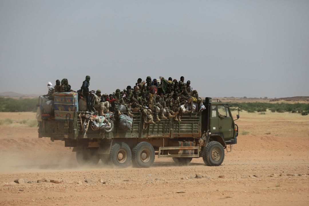 Militares de Níger en un camión con rumbo Libia. Militares de Níger en un camión con rumbo Libia.